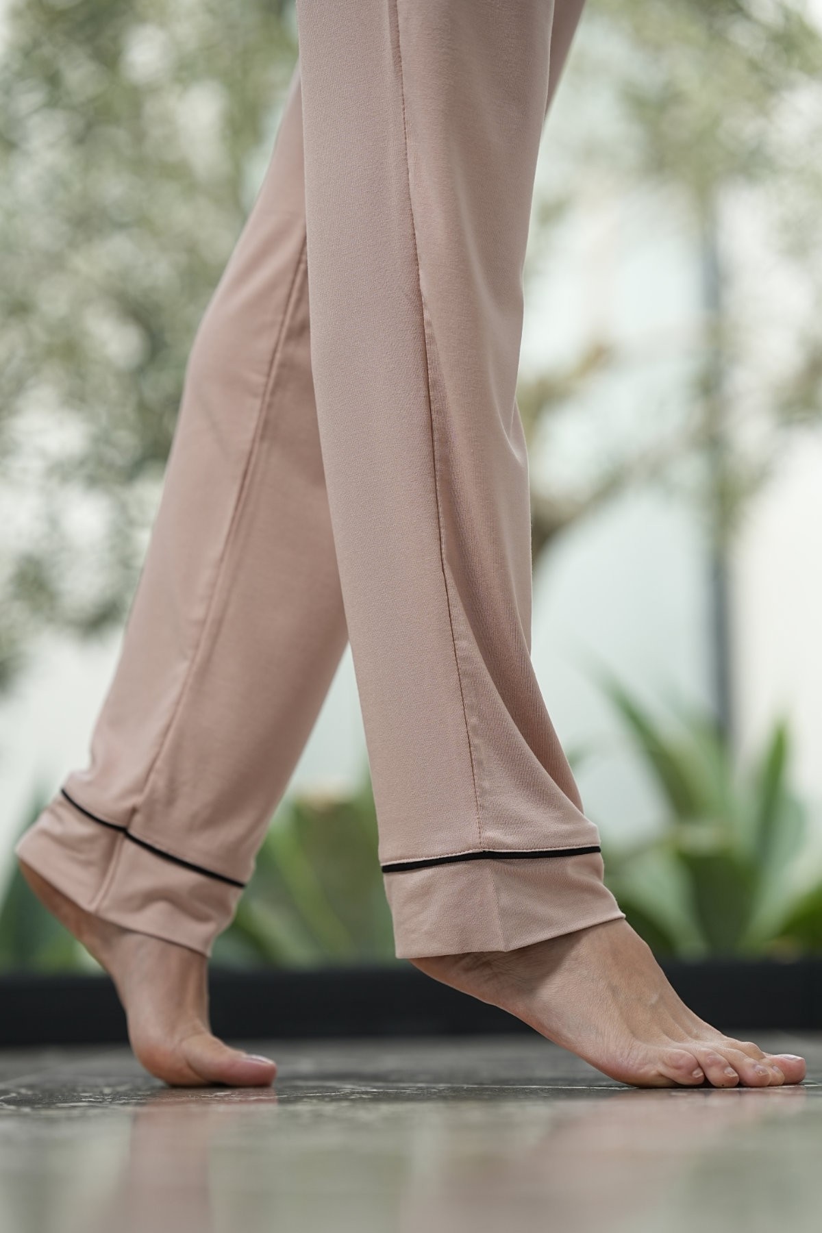 Bas du pantalon de pyjama boyfriend rose avec bordure noire, tissu fluide Glossy Envy.