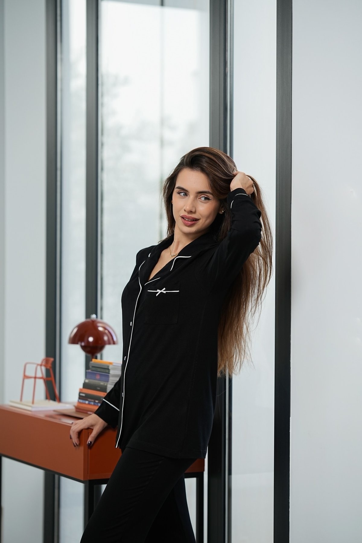 Chemise de pyjama boyfriend noire avec boutons blancs et col contrasté, modèle Glossy Envy.