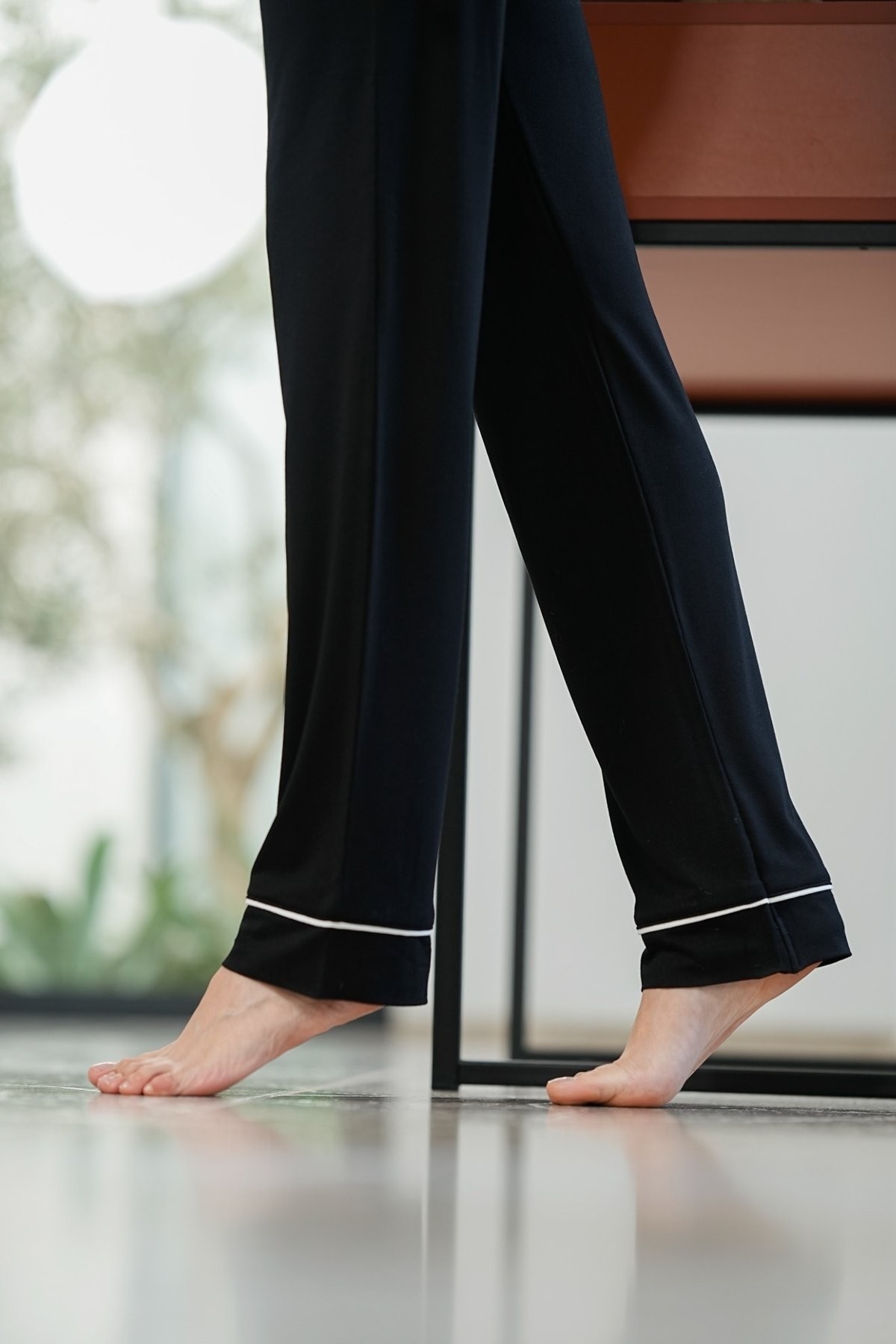 Bas du pantalon de pyjama boyfriend noir avec liseré blanc, coupe fluide Glossy Envy.