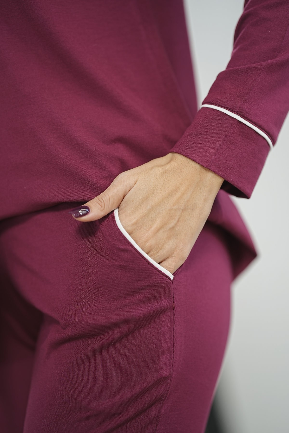 Détail de la poche et de la manche du pyjama boyfriend prune, finition raffinée Glossy Envy.
