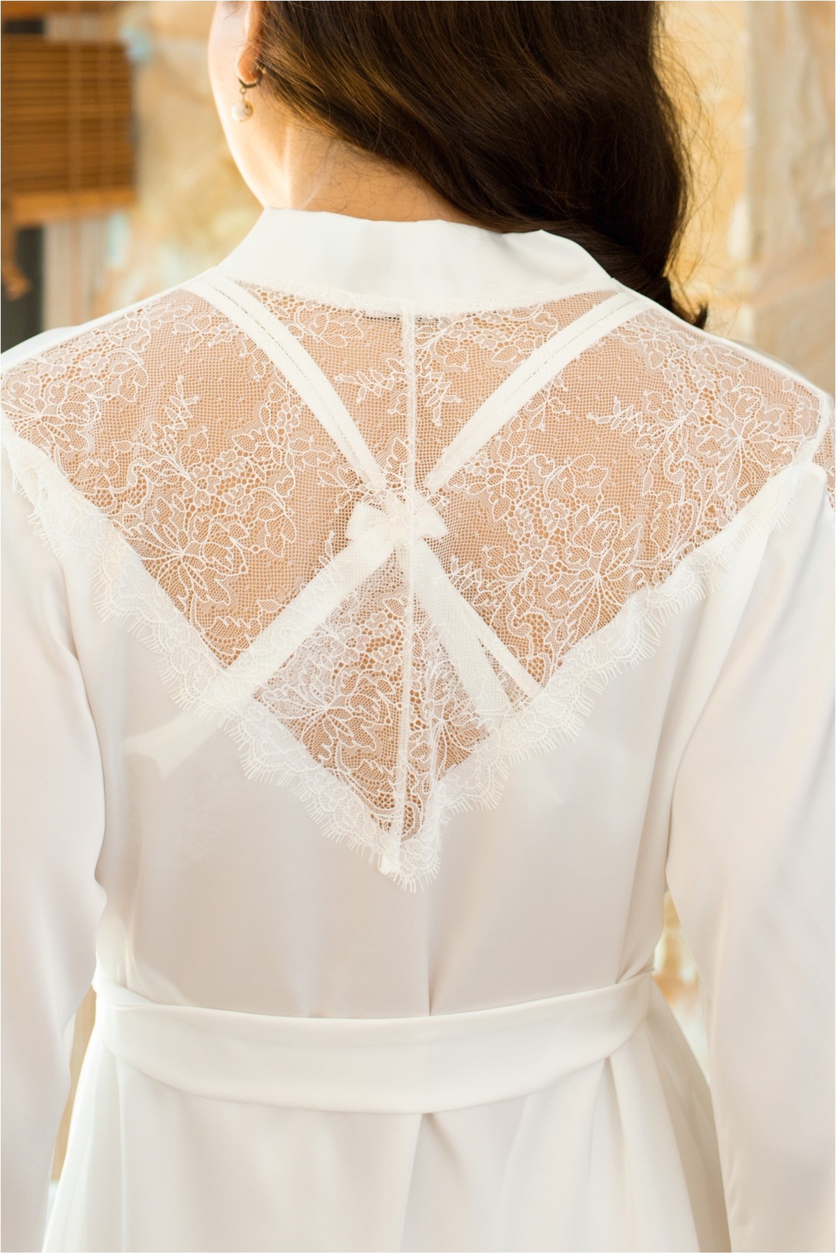 Mariée portant un kimono en satin blanc ivoire avec dentelle de Calais, tenue élégante pour préparatifs de mariage
