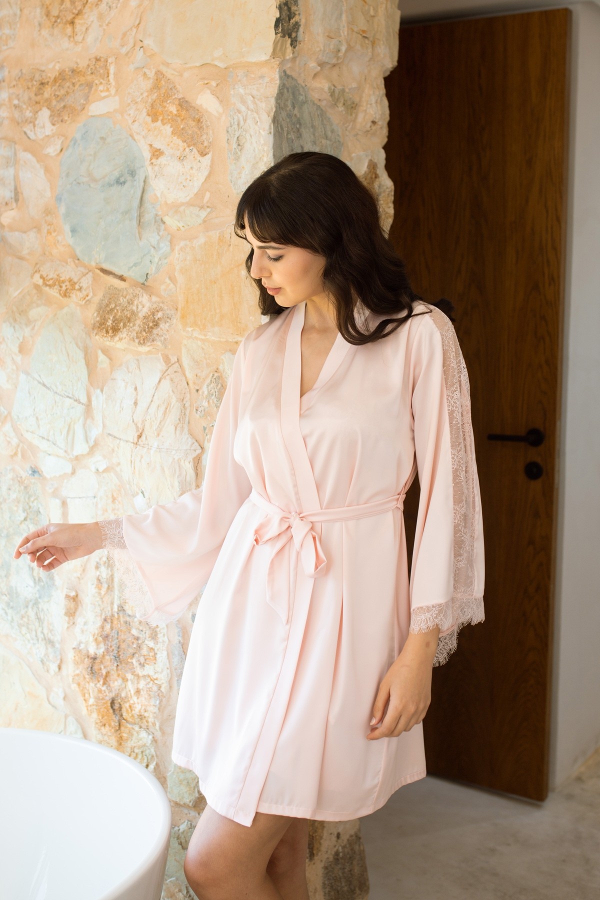 Mariée portant un kimono en satin rose poudré avec dentelle de Calais, tenue élégante pour préparatifs de mariage